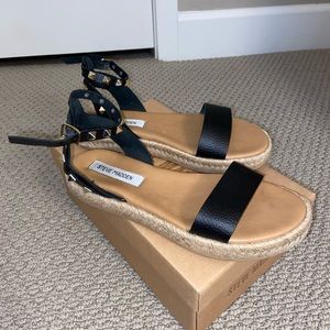 Steve Madden Size 9 Black Studded Sandals